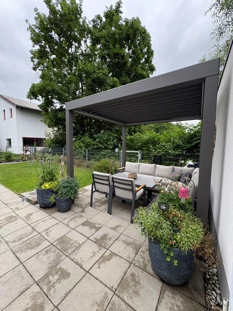 Freistehendes Lamellendach bei Familie Michelak – seitliche Gartenansicht