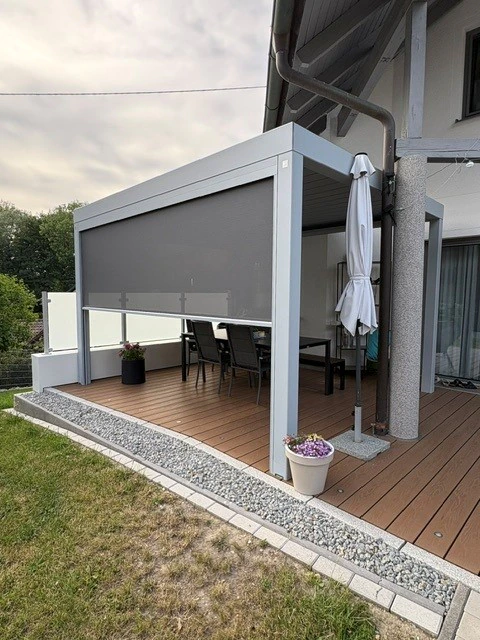 Lamellendach mit Zip-Screens bei Klaus Wohlschlager – Ansicht von der Gartenseite