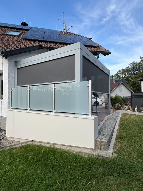 Lamellendach mit Glasgeländer bei Klaus Wohlschlager – Seitenansicht