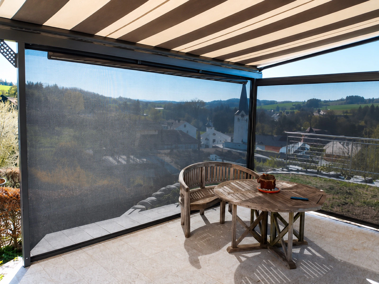 Zip-Screen Beschattung auf überdachter Terrasse